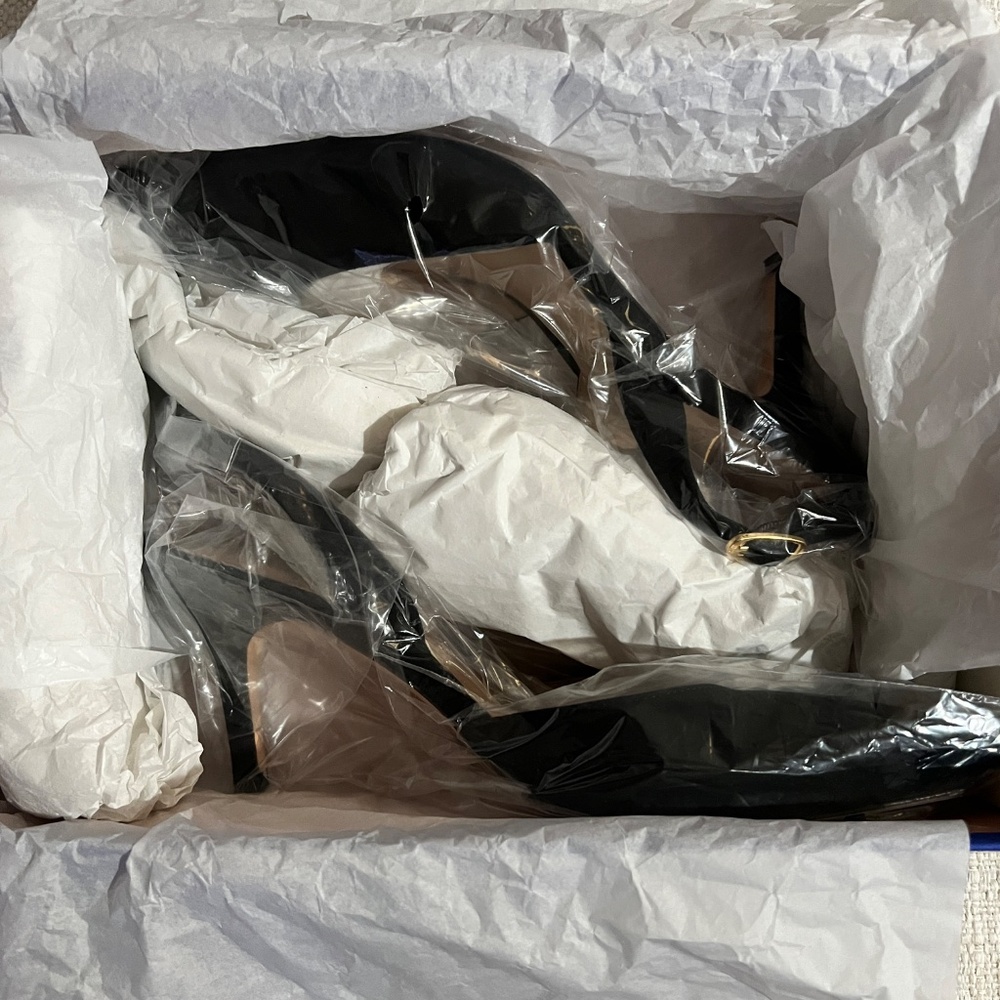 Stuart Weitzman - Picture 10 of 12